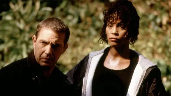 Kevin Costner dit que Whitney Houston a battu Michelle Pfeiffer, Julia Roberts sur le corps du corps, car elle pourrait chanter