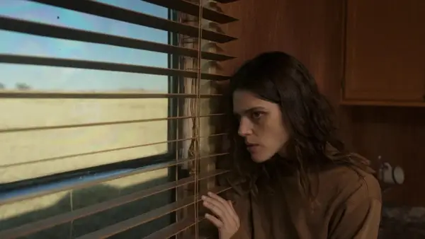 Callie Hernández è sfuggito a un spaventoso molestatore alla commedia oscura di SXSW JETHICA (video esclusivo)