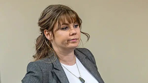 Die Familie von Halyna Hutchins verlangt Alec Baldwin, weil er russisches Roulette mit einer Rostpistole gespielt hat