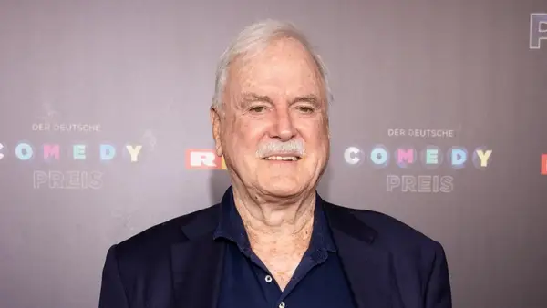 John Cleese dice che non intende abbreviare la scena di Loretta nel pittoresco adattamento della vita di Monty Python de Brian