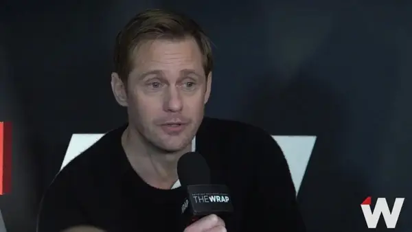 Oui, la star de la piscine Infinity Alexander Skarsgård est consciente de son sentiment de bébé anti-négoto: il me dérange (vidéo)