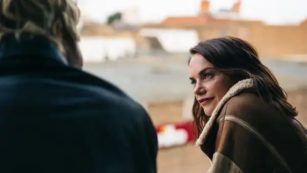 Revisión cinematográfica de True Things: Ruth Wilson se compromete completamente a desconcertarse drama romántico