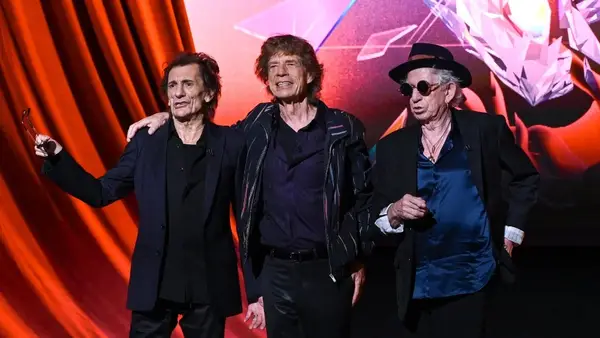 Hackney Diamonds revisa la alabanza de los pechos sobre Rolling Stones : Victory Solid y satisfactoria Victory 