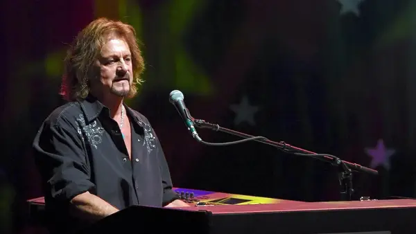 El cofundador de Journey Gregg Rolie exige reembolsos para los fanáticos del concierto europeo engañoso (exclusivo)