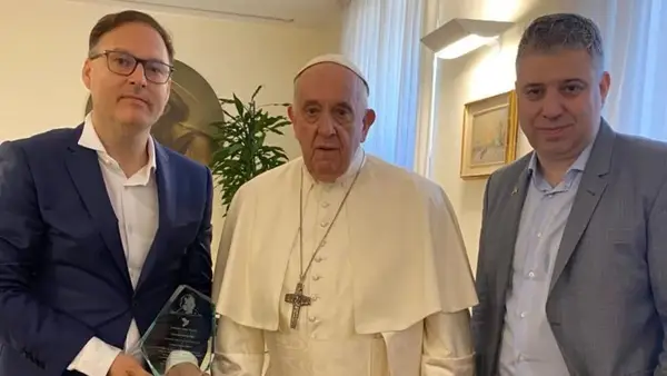 O Papa Francisco está sentado para uma entrevista histórica com Norah O'Donnell de CBS