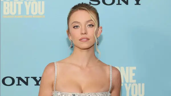 Como você pode ver alguém que não é: a transmissão romântica de Sydney Sweeney e Glen Powell ou nos cinemas?