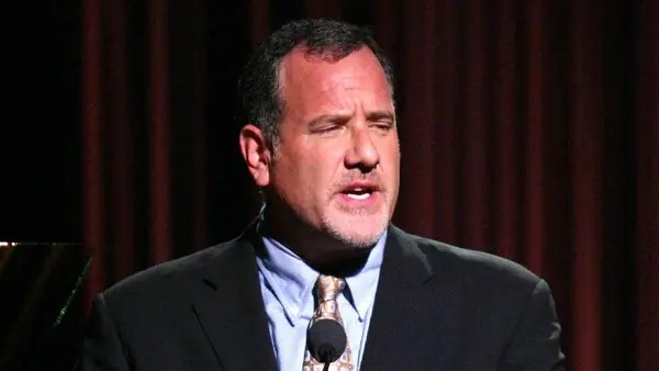 Howard Bragman, especialista em Hollywood e ativistas LGBTQ, morreu aos 66 anos de idade