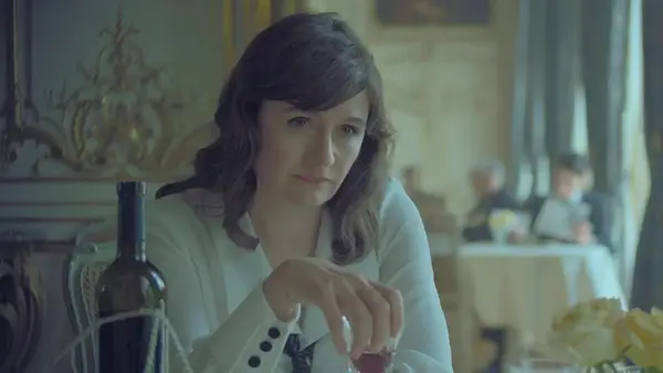 Elsa Lombardi (Emily Mortimer) in 