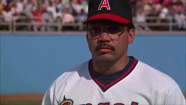 L'hommage de Reggie Jackson à la reine Elizabeth hoche la tête avec son arme nue