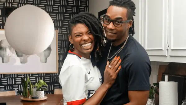 A estrela da HGTV, Carmyon Hamilton, mostra que seu marido foi morto em um acidente de moto