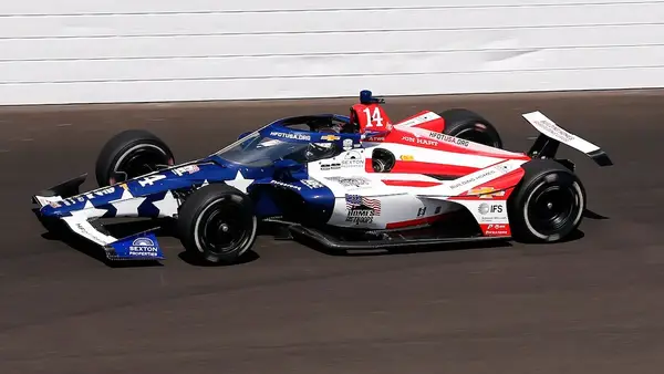 La proposition automobile de Donald Trump à la marque Trump est bloquée et brûlée avec des séries de course