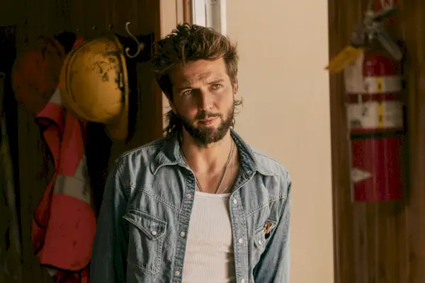 Guy Burnet révèle que Taylor Sheridan lui a proposé le rôle de « Landman » après leur rencontre dans une salle de boxe : c’est une énigme humaine