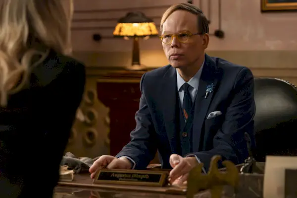 O vencedor do Emmy, Jeff Hiller, elogia a estrela de ‘Stumble’ Jenn Lyon como a rainha da comédia: ela faz tudo com um ousado lábio vermelho