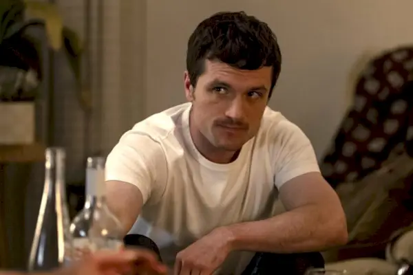 Josh Hutcherson dentro