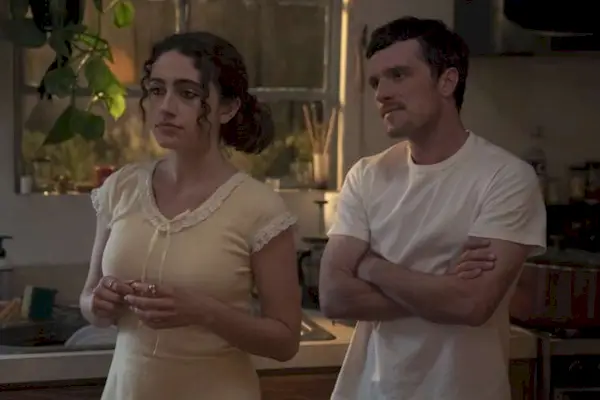 Josh Hutcherson afferma di essere pronto affinché Internet si arrabbi molto con il suo personaggio di 'I Love LA' dopo essere stato fischiato dai suoi co-protagonisti durante la lettura del tavolo finale