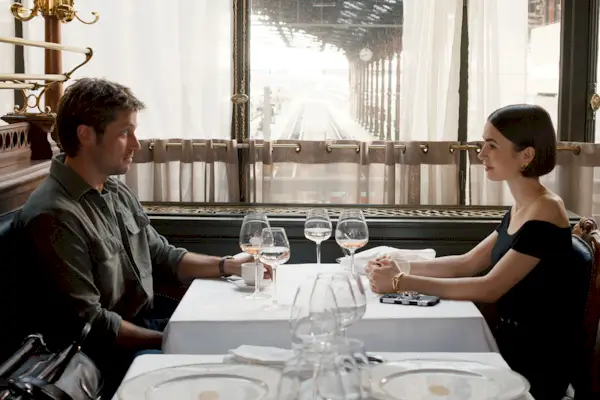 Un uomo e una donna seduti uno di fronte all'altra al tavolo di un ristorante