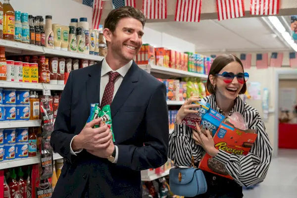 Un uomo e una donna trasportano del cibo nel corridoio di un supermercato