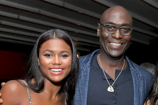 Rick Riordan diz que a viúva de Lance Reddick trouxe a atriz Thalia Grace Tamara Smart para a equipe de elenco antes da segunda temporada de 'Percy Jackson e os Olimpianos': Lance, ao que parece, era uma espécie de mentor dela