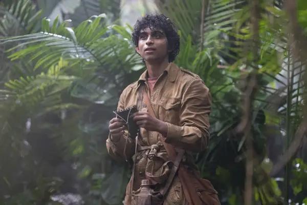 A estrela de 'Percy Jackson e os Olimpianos', Aryan Simhadri, diz que não se importou em compartilhar o icônico vestido de noiva de Grover na 2ª temporada com Walker Scobell: não é uma grande competição