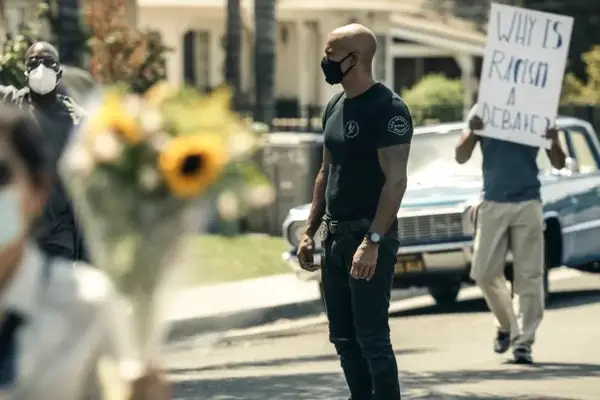 Niente delle critiche di molti: gli inizi secondo il direttore di McRae affrontano l'ordine di polizia