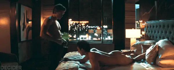 Shane rastejando até Ilya na cama