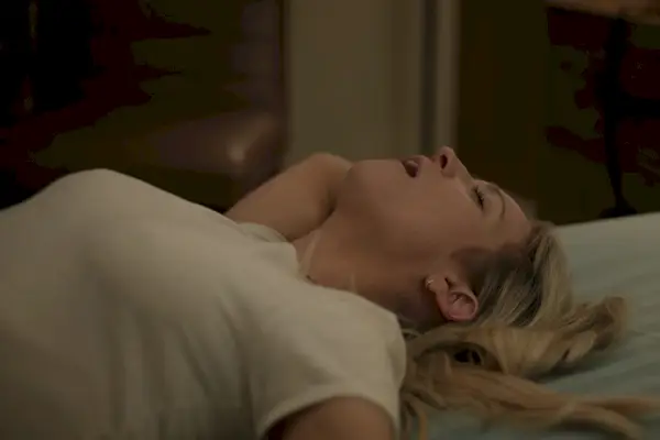 Inchiniamoci tutti a Brittany Snow, la regina indiscussa della televisione provocante nel 2025