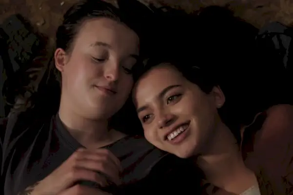 Ellie (Bella Ramsey) e Dina (Isabela Merced) si coccolano