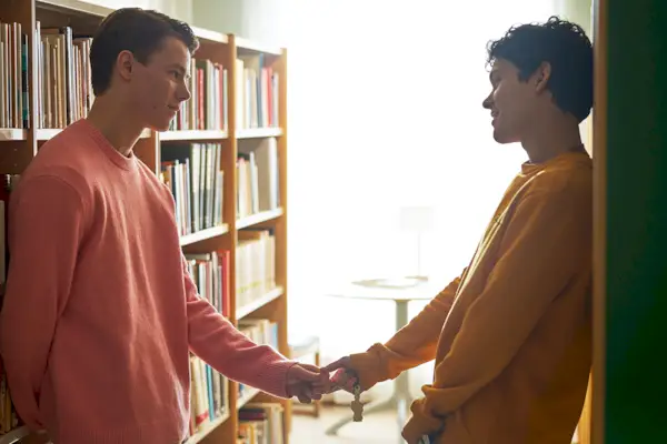 Jeunes Royals S3. (De gauche à droite) Edvin Ryding comme Wilhelm, Omar Rudberg comme Simon dans Young Royals. Cr. Avec l'aimable autorisation de Netflix © 2023