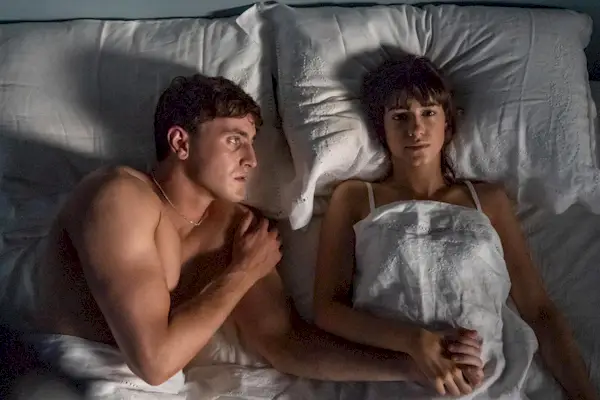 Paul Mescal dans le rôle de Connell et Daisy Edgar-Jones dans le rôle de Marianne dans Normal People