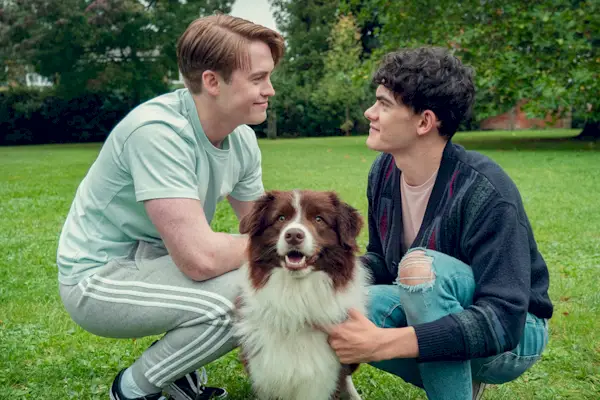Nick (Kit Connor) et Charlie (Joe Locke) et leur adorable chien