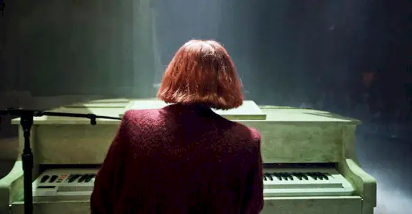 Diffusez-le ou ignorez-le : « Lady Gaga In Harlequin Live : One Night Only » sur YouTube, un film de concert surprise qui ressemble plus à un spectacle de cabaret cool