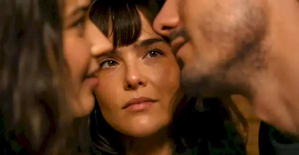 Diffusez-le ou ignorez-le : « The Threesome » sur Netflix, une comédie romantique trompeusement intelligente renforcée par une Zoey Deutch terriblement drôle