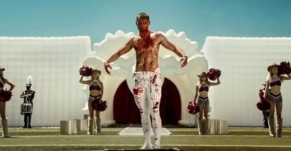 Streamen Sie es oder überspringen Sie es: „Him“ auf Peacock, eine groteske, offensichtliche Satire auf amerikanische Sportvergötterung