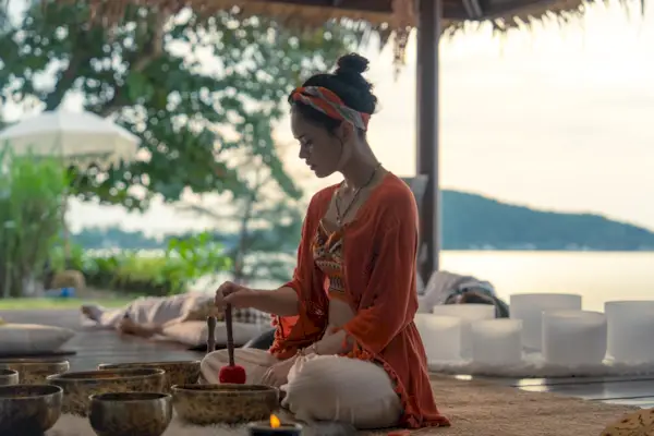 Transmítalo u omítalo: la segunda temporada de 'The Believers' en Netflix, donde tres empresarios recrean su plan de templo para ganar dinero para un político corrupto