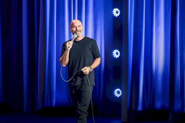 Streamen Sie es oder überspringen Sie es: „Tom Segura: Teacher“ auf Netflix, der Komiker beschenkt uns mit einigen älteren Kastanien