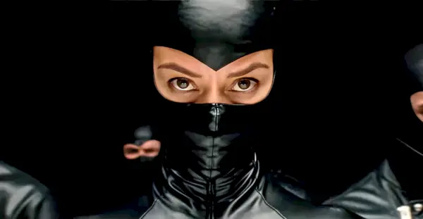 Streamen Sie es oder überspringen Sie es: „Reflection in a Dead Diamond“ auf Shudder, eine übertriebene Retro-Spionagegeschichte, die einen verwirrenden Stylegasmus darstellt