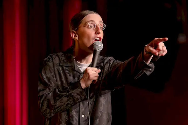 Diffusez-le ou ignorez-le : « Robby Hoffman : Wake Up » sur Netflix, la comédienne termine son année record avec une secousse