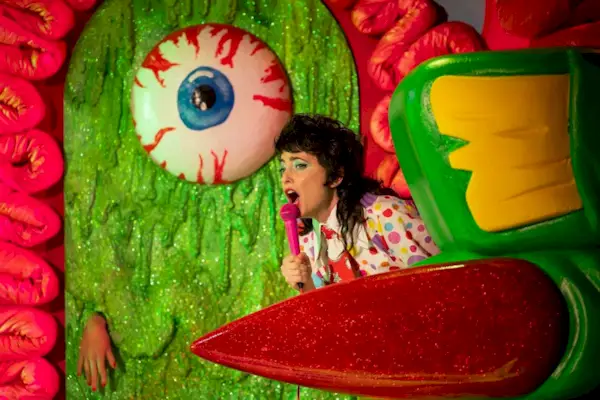 Diffusez-le ou ignorez-le : « Sarah Squirm : Live In The Flesh » sur HBO Max, où la star de SNL veut vous dégoûter