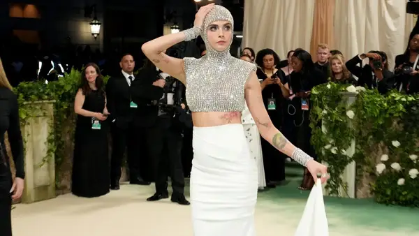 Kristin Chenoweth et Idina Menzel ont ouvert des rumeurs sur le drame maléfique, ils disent que le chant était très curatif pour toujours