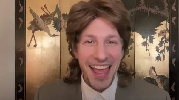 Andy Samberg si schianta da Seth Meyers come Steve Winwood come a tarda notte per dare ai politici il permesso di usare le loro canzoni