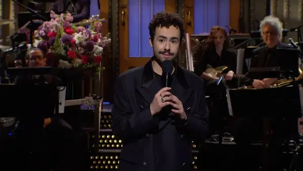 SNL scherzt Trumps 60 -Dollar -Bibel endet mit den Jüngern Jesu, die Jerusalem angreifen, um die Kreuzigung abzusagen