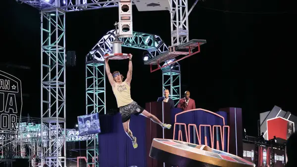 American Ninja Warrior se prepara para la corona nueva campeona en el final de la temporada 15 (video exclusivo)
