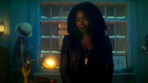 O apoiador do detetive morto acolhe os espectadores em um desfile e sobrenatural