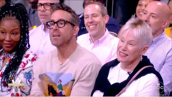 El anfitrión de The View, Joy Behar, le pide a Ayo Edebiri que levante su pie hacia la mesa, luego se niega a liberar su tobillo