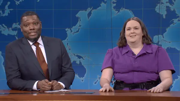 Adam Lambert wählt Chers Eindruck aus, während er den Muffin -Mann in dem ist, mein Jam (exklusives Video)