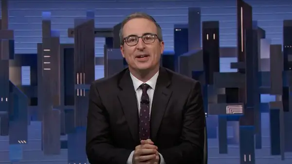 John Oliver Braten Fox News Reporter für mehr dumme Frage, die jemals im Fernsehen während der Proteste der Studenten durchgeführt wurde