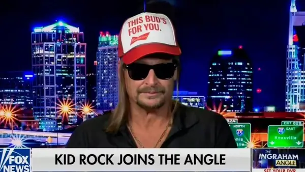 Kid Rock scheint verwirrt zu sein, trinkt in der Hand, als er gefragt wurde, warum er in Fox News einen Budweiser -Hut trägt
