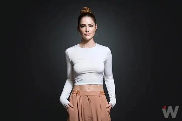 Salem Star Janet Montgomery Exklusive Studienporträts (Fotos)