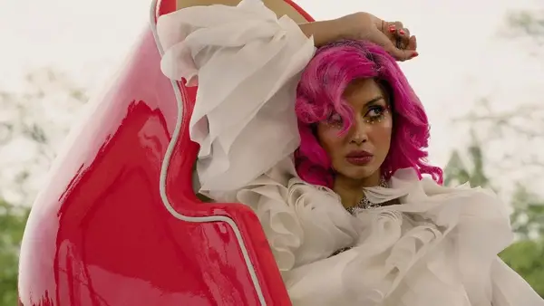 Pitch Perfect: Stoßfänger in Berlin, die Stars von Flula Borg und Jameela Jamil spielten es wirklich, giftig, aber geil zu spielen (Video)