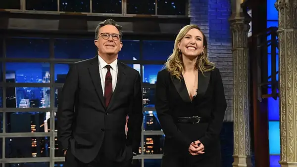 Stephen Colbert é queimado por Taylor Tomlinson quando fala sobre as possibilidades de Emmy: John Oliver está em sua categoria?